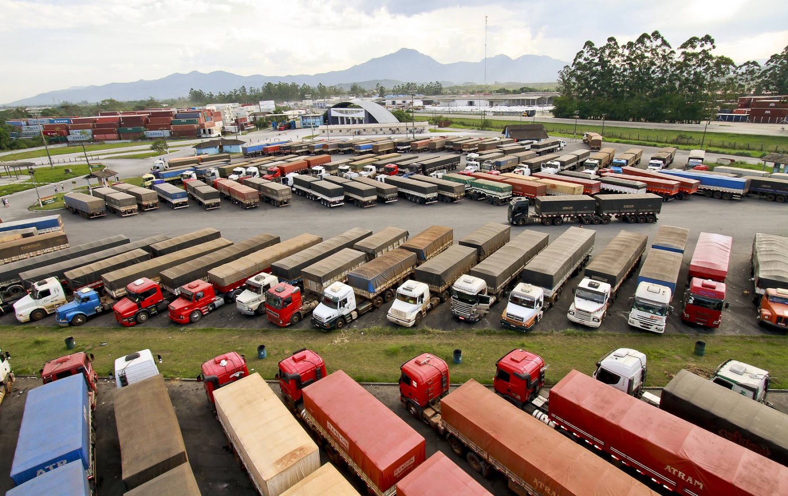 Orla de Caraguá vira estacionamento de carretas que transportam